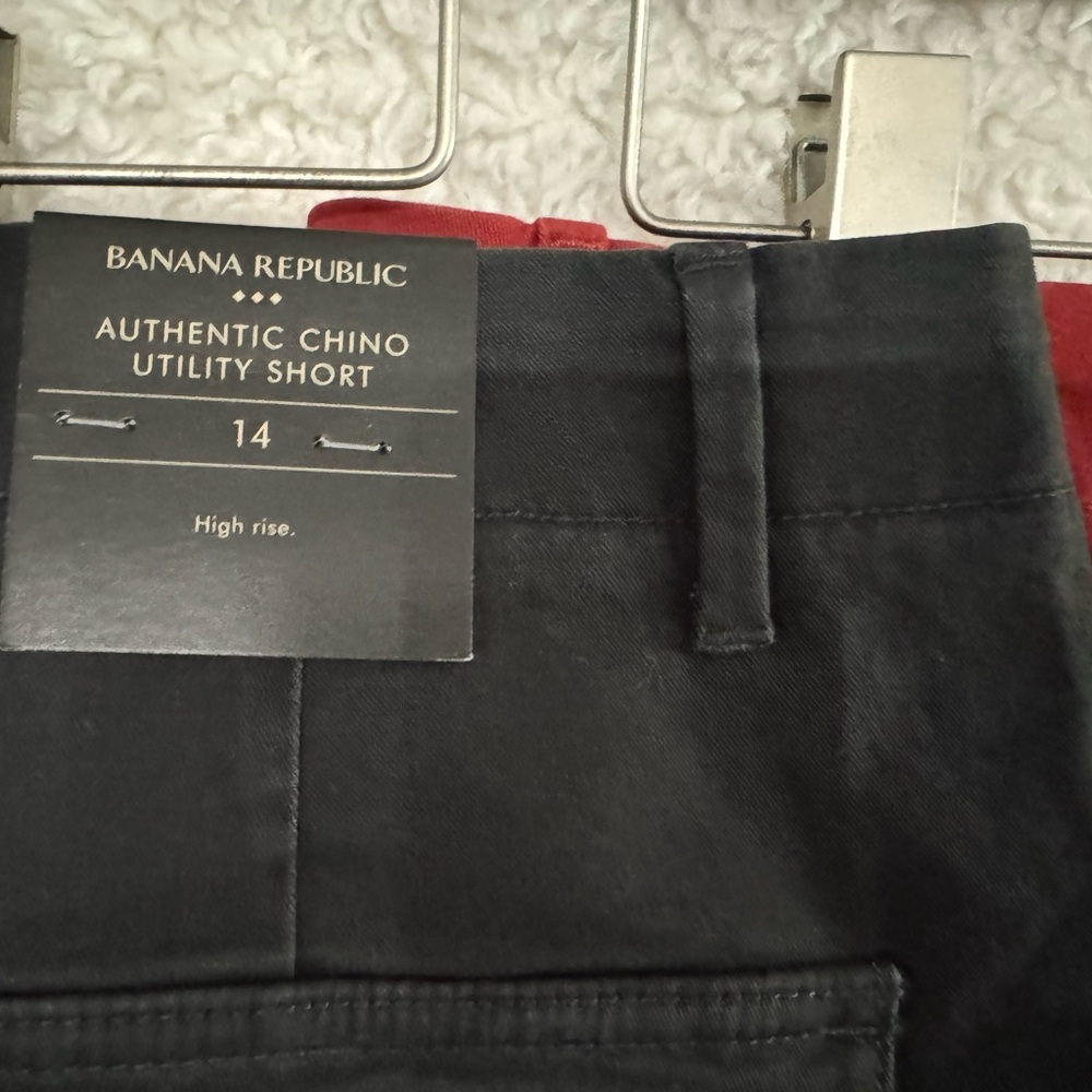 NWT Two Banana Republic Black and Red Cargo Shorts - Picture 4 of 6